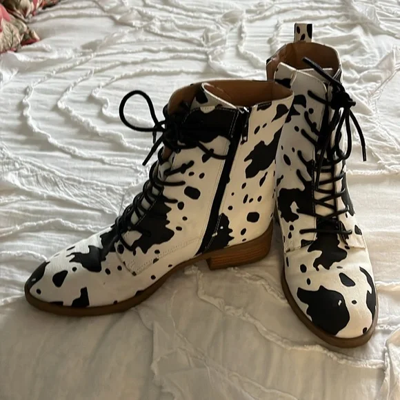 Lace up “Cow” Boots Sz 8 - Picture 2 of 4